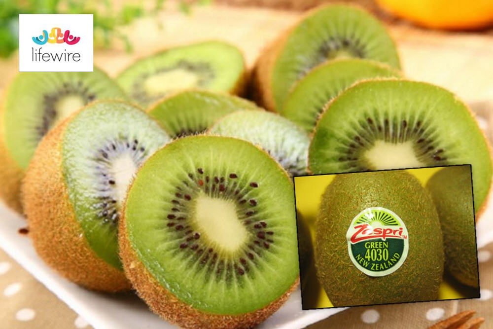 Kiwi sticker on the number to choose organic kiwifruit